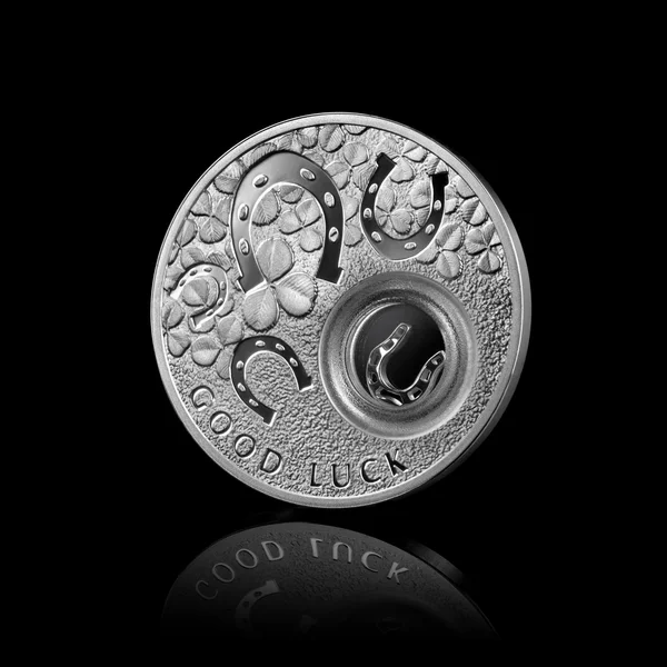 Moneda de plata con herraduras aisladas en negro —  Fotos de Stock