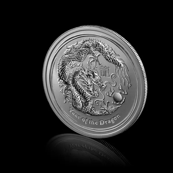 Jaar van draak. Zilveren munt geïsoleerd op zwart — Stockfoto