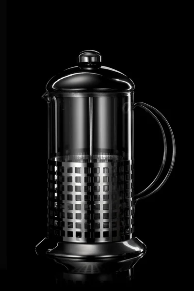 Чайник з нержавіючої сталі ізольований на чорному — стокове фото
