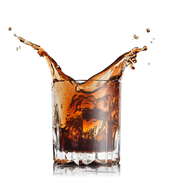 Splash van cola in glas met ijsblokjes geïsoleerd op wit — Stockfoto