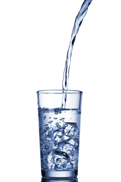 Vatten hälla i glas isolerade på vit — Stockfoto