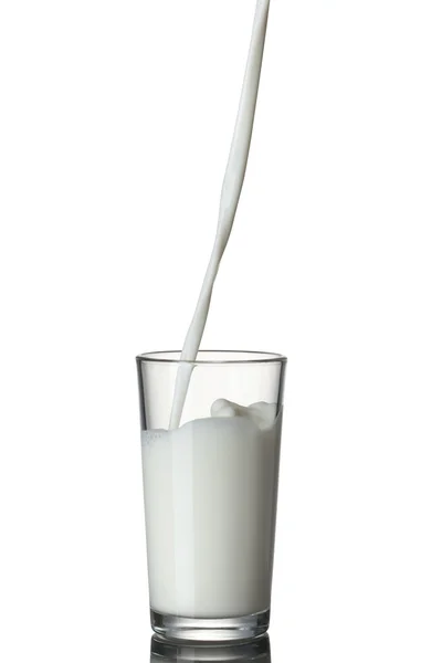 Mjölk hälla i glaset isolerad på vit — Stockfoto