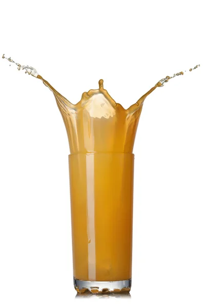 Всплеск апельсинового сока в стакане изолирован на белом — стоковое фото