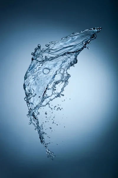 Víz fröccsenés kék háttér — Stock Fotó