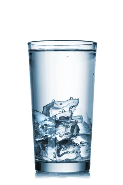 Wody z lodem na szkło na białym tle — Zdjęcie stockowe