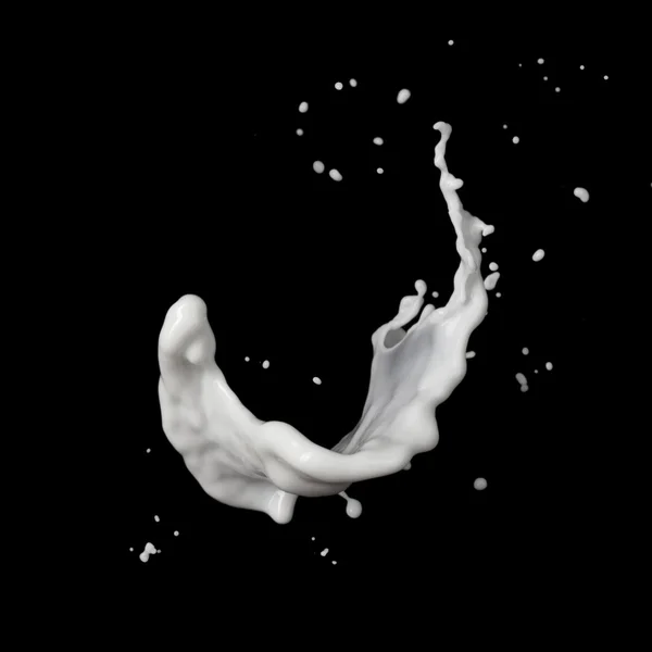 Плеск молока изолирован на черном фоне — стоковое фото