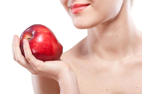 Retrato de una mujer sonriente sosteniendo manzana roja aislada en blanco —  Fotos de Stock