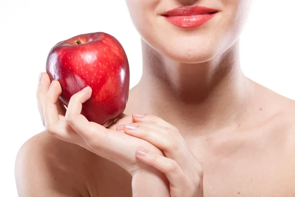 白で隔離される赤いリンゴを保持している笑顔の女性の肖像画 — ストック写真