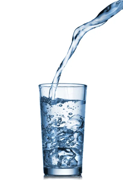 Voda proudí do skla, izolované na bílém — Stock fotografie