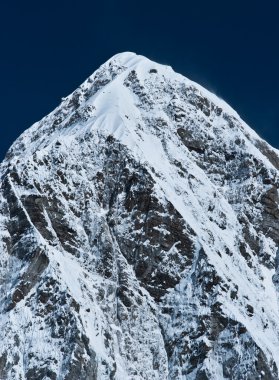 Himalayalar: CIn tepe ve mavi gökyüzü