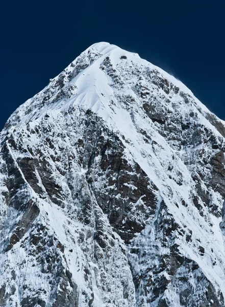 Himalaje: Pumori szczyt i błękitne niebo — Zdjęcie stockowe