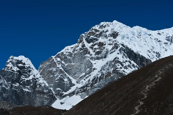 Mountain Peaks not far Everest base camp — Stock Photo, Image