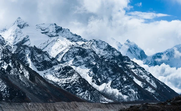 Picos e geleira não muito longe Gorak shep e acampamento base do Everest — Fotografia de Stock
