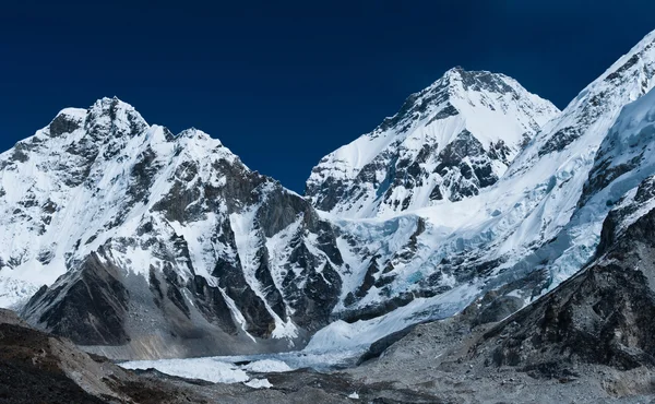 Peaks não muito longe Gorak shep e Everest acampamento base — Fotografia de Stock