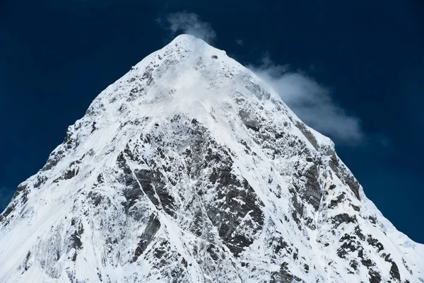 Pumo ri piek in bergen van de himalaya — Stockfoto