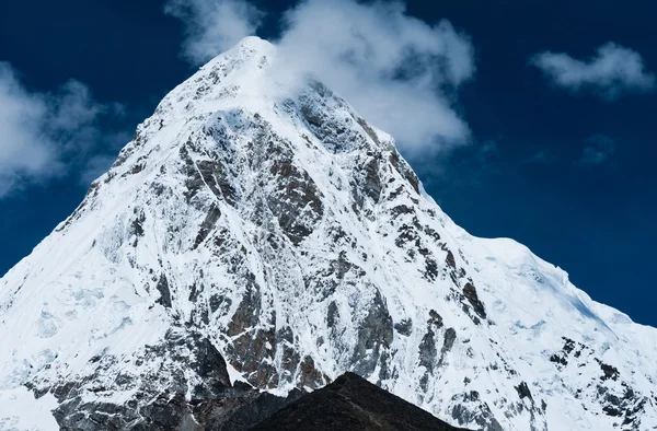Montanhas Pumori e Kala Patthar no Himalaia — Fotografia de Stock