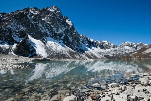 Lago sacro e montagna vicino a Gokyo in Himalaya — Foto Stock