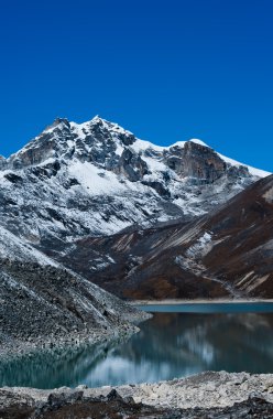 dağ gokyo ve Himalayalar'ın kutsal göle yakın