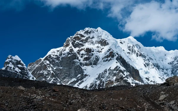 Sneeuwde bergtoppen en wolken in de Himalaya — Stockfoto