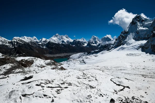 Widok z przełęczy Renjo: Everest Mt. i Gokyo jezioro — Zdjęcie stockowe