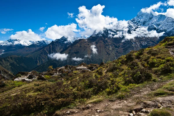 Ama Dablam och Thamserku toppar: Himalaya landskap — Stockfoto