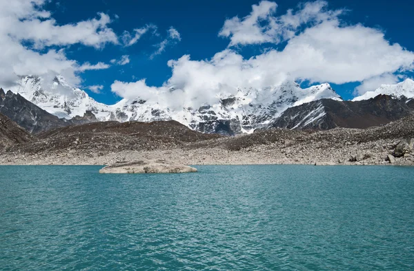 Mraky a posvátné jezero poblíž gokyo v Himalájích — Stock fotografie