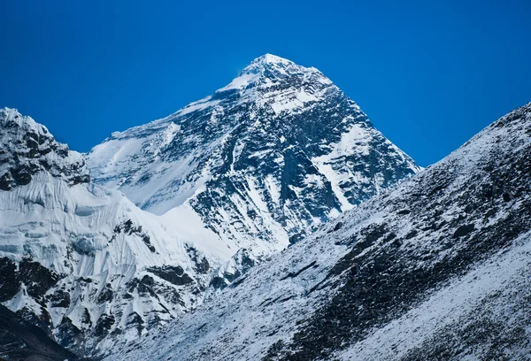 珠穆朗玛峰: 世界上最高的山峰 — 图库照片