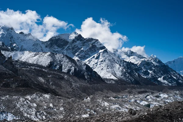 冰川和不远的山峰 gorak 薛和珠穆朗玛峰大本营 — 图库照片