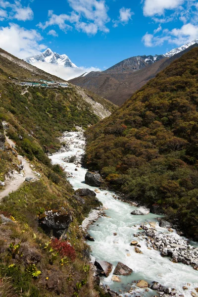Himalaya paysage : pic, rivière et village des hautes terres — Photo