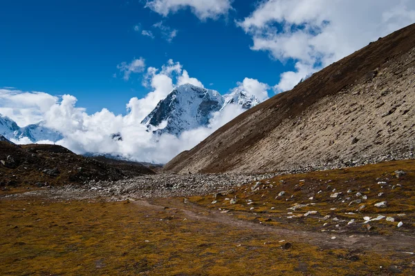 喜马拉雅山景观在秋天: 山与山的山峰 — 图库照片