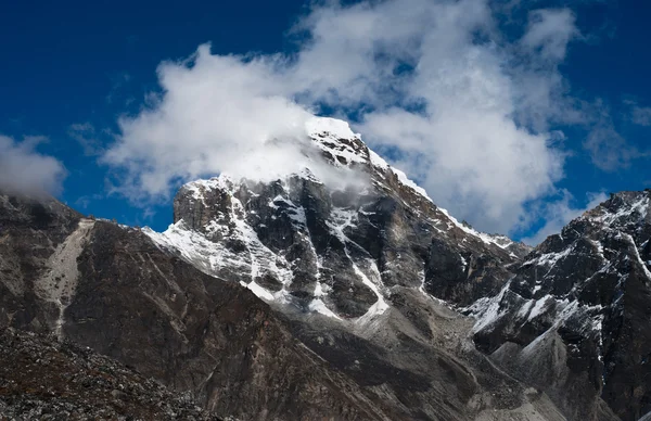 Bergen nära gokyo och heliga sjöar i Himalaya — Stockfoto