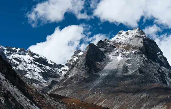 Montanhas perto de Gokyo no Himalaia — Fotografia de Stock