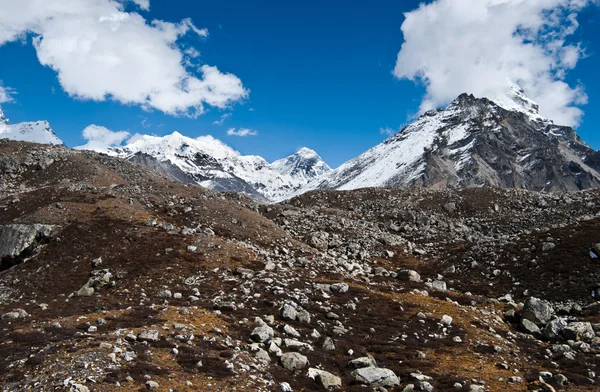 高峰和附近戈焦在喜马拉雅山中的冰碛 — 图库照片