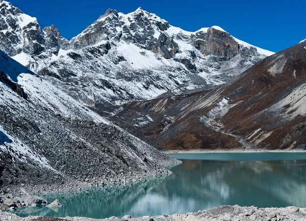 Lago Sagrado e picos de montanha perto de Gokyo no Himalaia — Fotografia de Stock