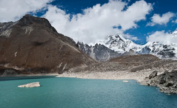 Священное озеро и вершины недалеко от Гокио в Гималаях — стоковое фото
