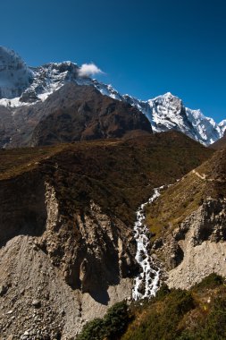Himalaya manzara: akış ve tepeler kar yağdı