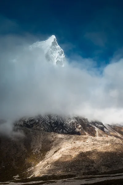 Cholatse 6335 m mountain summit hidden in clouds — Stock Photo, Image