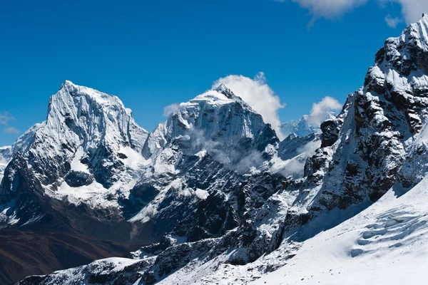 Cholatse och taboche toppmöten tittade på från renjo pass — Stockfoto