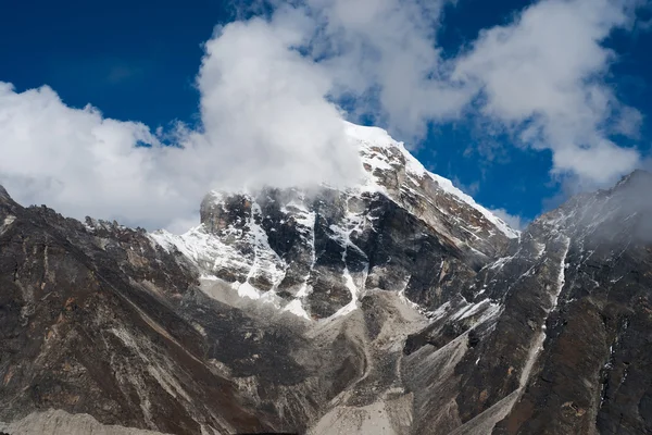 Wolken en bergtoppen in de Himalaya — Stockfoto