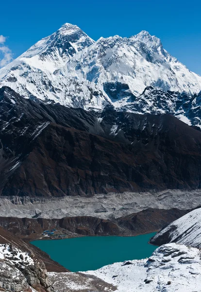 Nuptse, Everest en lhotse pieken. Gokyo meer en dorp — Stockfoto