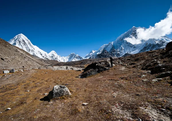 Hiking in Himalayas: Pumori summit and mountains — Stock Photo, Image