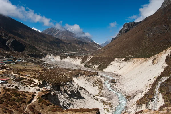 Himalaya Paesaggio: altopiano villaggio e cime — Foto Stock