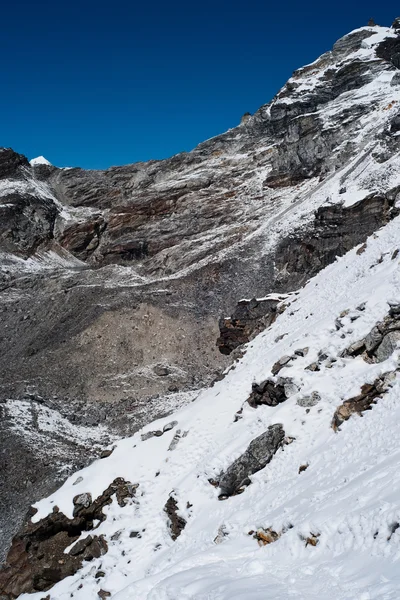 Bergen en sneeuw bekeken vanaf renjo pass in Himalaya — Stockfoto