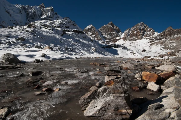 Renjo pass: ström och toppar i Himalaya — Stockfoto