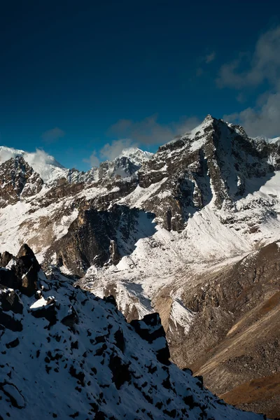 Cena: picos e nuvens da cúpula de Gokyo Ri — Fotografia de Stock