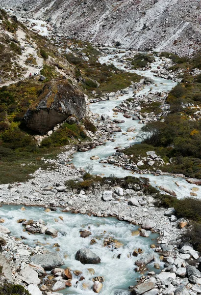 Serpentine stream en rotsen in de Himalaya — Stockfoto