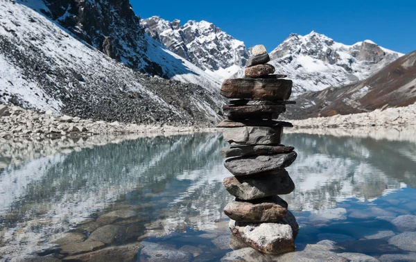 Stabiliteit: Stone stack en heilige Lake in de buurt van Gokyo — Stockfoto