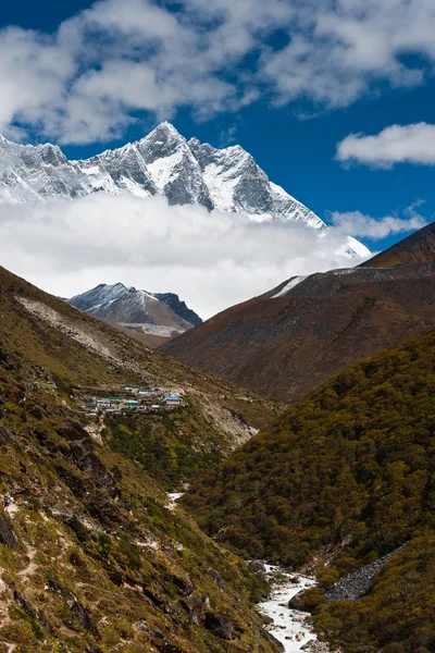 Summity Everest a lhotse shar lhotse. vesnice a stream — Stock fotografie