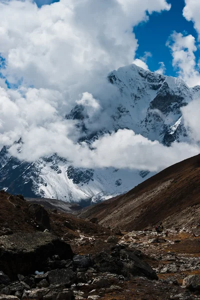 Trekking i Himalaya: fjell og fjell – stockfoto