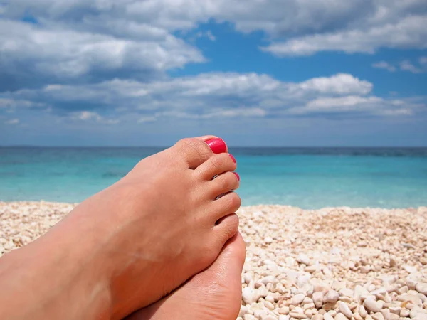 Lata fötter på stranden — Stockfoto